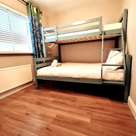Apartment Your - Four Bed With Parking!